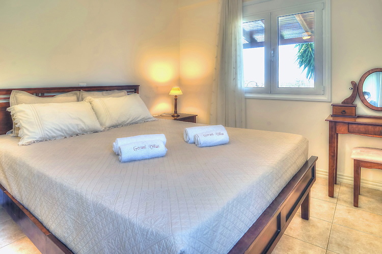 Villa Elessa - Schlafzimmer mit Doppelbett